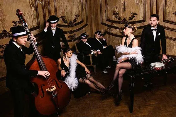 Gatsby Orchestra: музыканты и вокалистка в винтажных сценических образах
