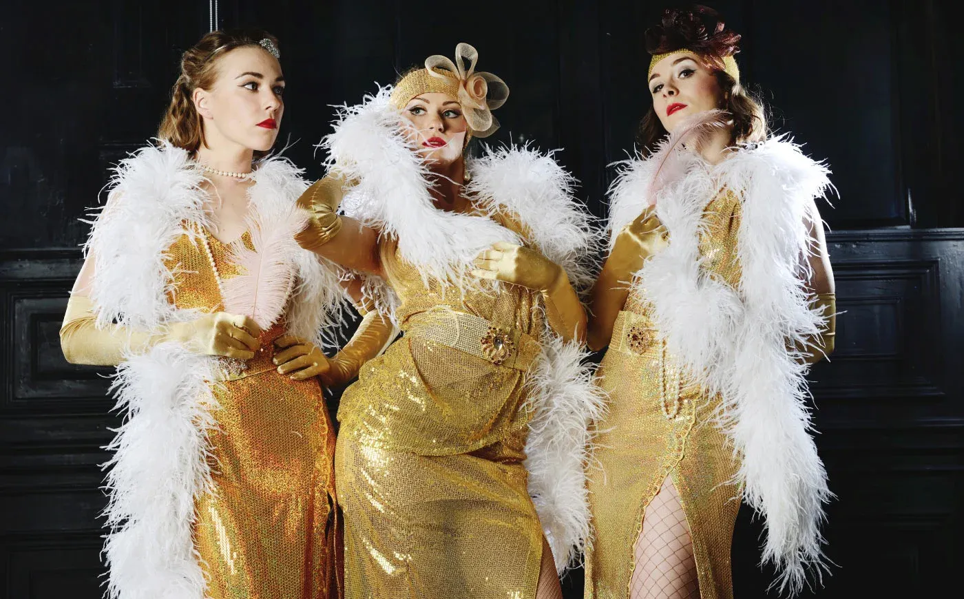 Gold Diggers в золотых сценических костюмах с белыми перьями