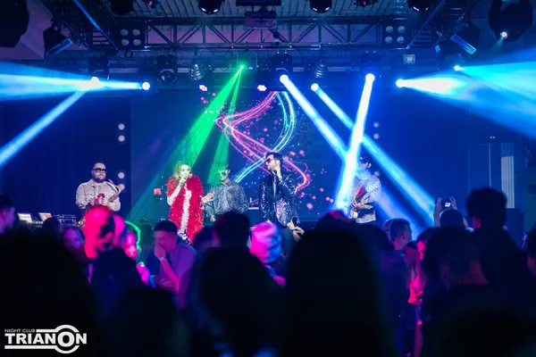 Концерт кавер группы Disco Banda в клубе Trianon г.Железнодорожный — фото 2