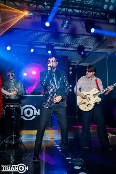 Концерт кавер группы Disco Banda в клубе Trianon г.Железнодорожный — фото 6