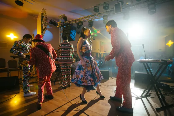 Кавер группа Стиляги Band и шоу-балет Стильный шейк на корпоративе в стиле Стиляги в г.Магнитогорск — фото 12