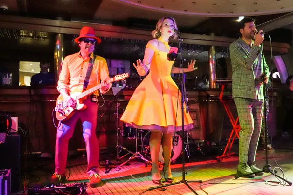 Выступление кавер группы Стиляги Band на корпоративе сбербанка. Яхта Radisson — фото 2
